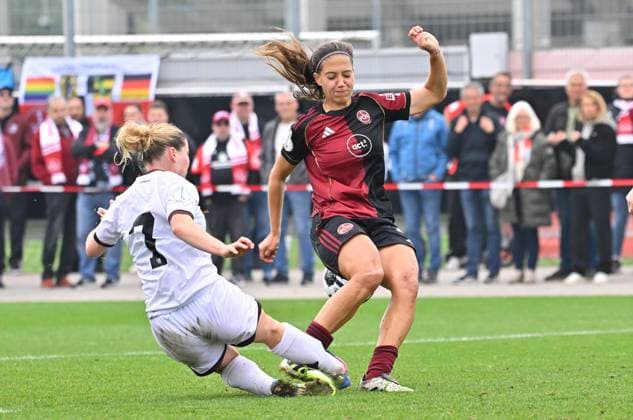 28.09.2025 - Fussball - Saison 2025 2026 - 1. DFB-Pokal - 1. Runde: FC Ingolstadt 04 FCI - 1. FC Nürnberg FCN ( Club Clubfrauen ) - Sportfoto Zink MeZi - xmexzix - Theresa Keitel (7, FC Ingolstadt 04 FCI ) Laura Miller (9, 1. FC Nürnberg FCN, rechts ) - Szene zum Elfmeter Strafstoß für Nürnberg zum 0:1