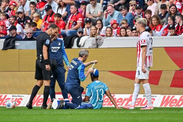 Bernardo (TSG Hoffenheim, 13) mit Kopfverletzung und Behanldung auf dem Spielfeld. GER, SC Freiburg - TSG 1899 Hoffenheim, Fussball, Bundesliga, 5. Spieltag, Saison 2025 2026, 28.09.2025 DFL DFB REGULATIONS PROHIBIT ANY USE OF PHOTOGRAPHS AS IMAGE SEQUENCES AND OR QUASI-VIDEO GER, SC Freiburg - TSG 1899 Hoffenheim, Fussball, Bundesliga, 5. Spieltag, Saison 2025 2026, 28.09.2025 Freiburg Copyright: xEibner-Pressefoto ThomasxHessx EP_THS