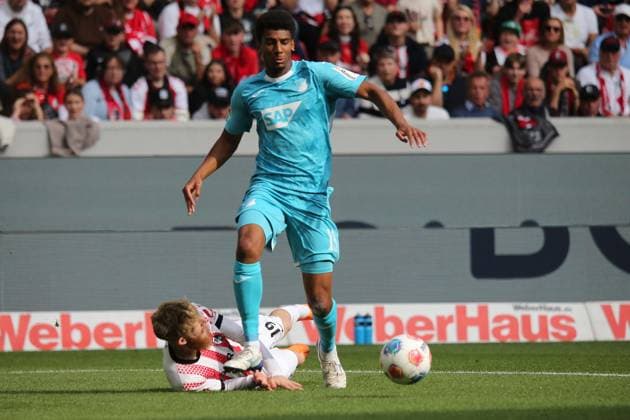 28.09.2025, xmohx, Fussball 1.Bundesliga, SC Freiburg - TSG Hoffenheim v.l. Niklas Beste (SC Freiburg) Bernardo (1899 Hoffenheim) Zweikampf, Aktion, action, battle for the ball (DFL DFB REGULATIONS PROHIBIT ANY USE OF PHOTOGRAPHS as IMAGE SEQUENCES and or QUASI-VIDEO) Freiburg
