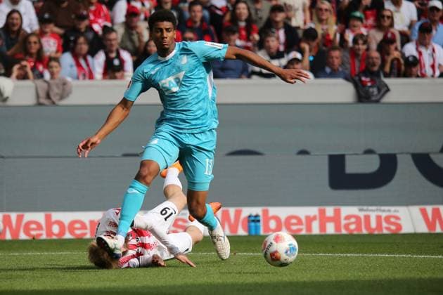 28.09.2025, xmohx, Fussball 1.Bundesliga, SC Freiburg - TSG Hoffenheim v.l. Niklas Beste (SC Freiburg) Bernardo (1899 Hoffenheim) Zweikampf, Aktion, action, battle for the ball (DFL DFB REGULATIONS PROHIBIT ANY USE OF PHOTOGRAPHS as IMAGE SEQUENCES and or QUASI-VIDEO) Freiburg