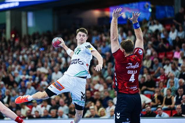 Wurf Tor Oskar Sunnefeldt (Frisch Auf Goeppingen, 27), Johannes Golla (SG Flensburg-Handewitt, 04) GER, SG Flensburg-Handewitt vs. Frisch Auf Goeppingen, Handball, Bundesliga, Spieltag 6, Saison 2026 2026, 28.09.2025 GER, SG Flensburg-Handewitt vs. Frisch Auf Goeppingen, Handball, Bundesliga, Spieltag 6, Saison 2026 2026, 28.09.2025 Flensburg Copyright: xEibner-Pressefoto MarcelxvonxFehrnx EP_MFN