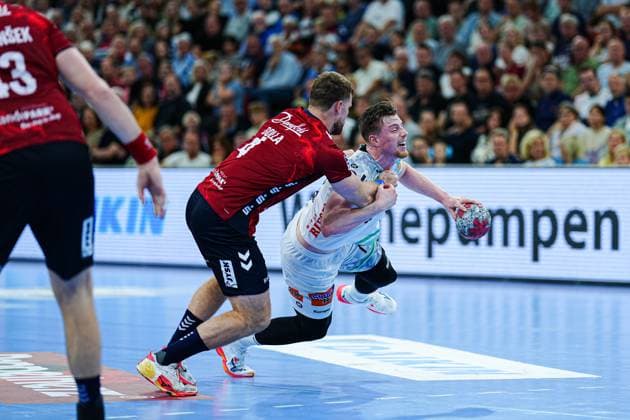Johannes Golla (SG Flensburg-Handewitt, 04), Erik Persson (Frisch Auf Goeppingen, 22) GER, SG Flensburg-Handewitt vs. Frisch Auf Goeppingen, Handball, Bundesliga, Spieltag 6, Saison 2026 2026, 28.09.2025 GER, SG Flensburg-Handewitt vs. Frisch Auf Goeppingen, Handball, Bundesliga, Spieltag 6, Saison 2026 2026, 28.09.2025 Flensburg Copyright: xEibner-Pressefoto MarcelxvonxFehrnx EP_MFN