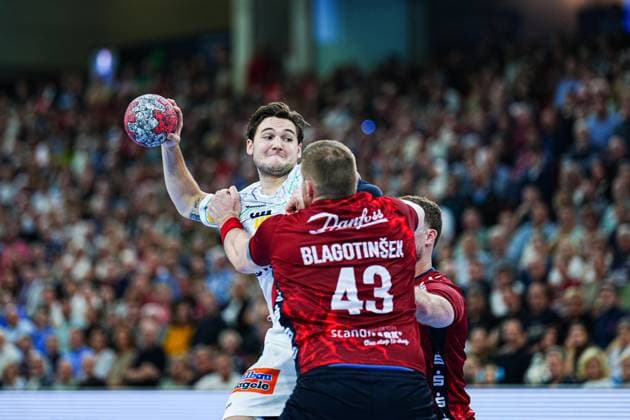 Wurf Tor Ludvig Hallbaeck (Frisch Auf Goeppingen, 20), Blaz Blagotinsek (SG Flensburg-Handewitt, 43) GER, SG Flensburg-Handewitt vs. Frisch Auf Goeppingen, Handball, Bundesliga, Spieltag 6, Saison 2026 2026, 28.09.2025 GER, SG Flensburg-Handewitt vs. Frisch Auf Goeppingen, Handball, Bundesliga, Spieltag 6, Saison 2026 2026, 28.09.2025 Flensburg Copyright: xEibner-Pressefoto MarcelxvonxFehrnx EP_MFN