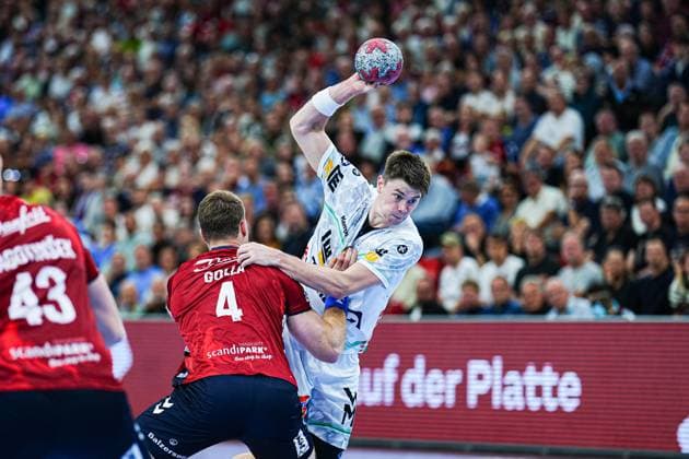 Johannes Golla (SG Flensburg-Handewitt, 04), Oskar Sunnefeldt (Frisch Auf Goeppingen, 27) GER, SG Flensburg-Handewitt vs. Frisch Auf Goeppingen, Handball, Bundesliga, Spieltag 6, Saison 2026 2026, 28.09.2025 GER, SG Flensburg-Handewitt vs. Frisch Auf Goeppingen, Handball, Bundesliga, Spieltag 6, Saison 2026 2026, 28.09.2025 Flensburg Copyright: xEibner-Pressefoto MarcelxvonxFehrnx EP_MFN