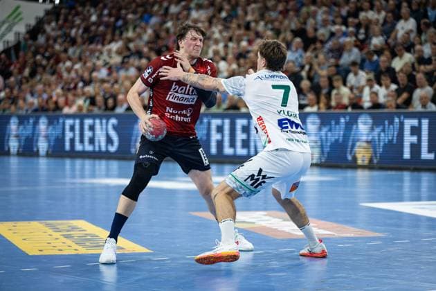 DAIKIN HBL: SG Flensburg-Handewitt vs FRISCH AUF! Göppingen; 28.09.25 Lasse Kjaer Møller (Nr.64, SG Flensburg-Handewitt) gegen Victor Klöve (Nr.07, Frisch auf Göppingen) DAIKIN HBL: SG Flensburg-Handewitt vs FRISCH AUF! Göppingen, GP JOULE Arena am 28.09.25 Copyright: xBEAUTIFULxSPORTS MarioxM.xKobergx