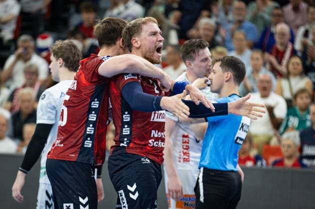 DAIKIN HBL: SG Flensburg-Handewitt vs FRISCH AUF! Göppingen; 28.09.25 Lukas Jørgensen (Nr.25, SG Flensburg-Handewitt) und Simon Pytlick (Nr.02, SG Flensburg-Handewitt) DAIKIN HBL: SG Flensburg-Handewitt vs FRISCH AUF! Göppingen, GP JOULE Arena am 28.09.25 Copyright: xBEAUTIFULxSPORTS MarioxM.xKobergx