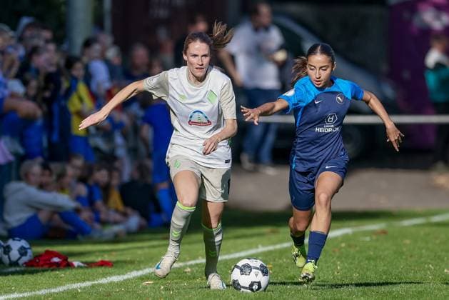 v.li.: Reena Wichmann (SV Werder Bremen, 6) und Thyra Korkmaz (SC Victoria Hamburg, 21) im Zweikampf, Duell, Dynamik, Aktion, Action, Spielszene, DIE DFB-RICHTLINIEN UNTERSAGEN JEGLICHE NUTZUNG VON FOTOS ALS SEQUENZBILDER UND ODER VIDEOÄHNLICHE FOTOSTRECKEN. DFB REGULATIONS PROHIBIT ANY USE OF PHOTOGRAPHS AS IMAGE SEQUENCES AND OR QUASI-VIDEO., 28.09.2025, Hamburg (Deutschland), Fussball, DFB-Pokal Frauen, SC Victoria Hamburg - SV Werder Bremen