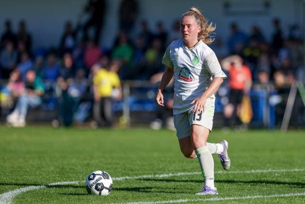 Ricarda Walkling (SV Werder Bremen, 13) am Ball, Freisteller, Einzelbild, Ganzkörper, Aktion, Action, Spielszene, DIE DFB-RICHTLINIEN UNTERSAGEN JEGLICHE NUTZUNG VON FOTOS ALS SEQUENZBILDER UND ODER VIDEOÄHNLICHE FOTOSTRECKEN. DFB REGULATIONS PROHIBIT ANY USE OF PHOTOGRAPHS AS IMAGE SEQUENCES AND OR QUASI-VIDEO., 28.09.2025, Hamburg (Deutschland), Fussball, DFB-Pokal Frauen, SC Victoria Hamburg - SV Werder Bremen