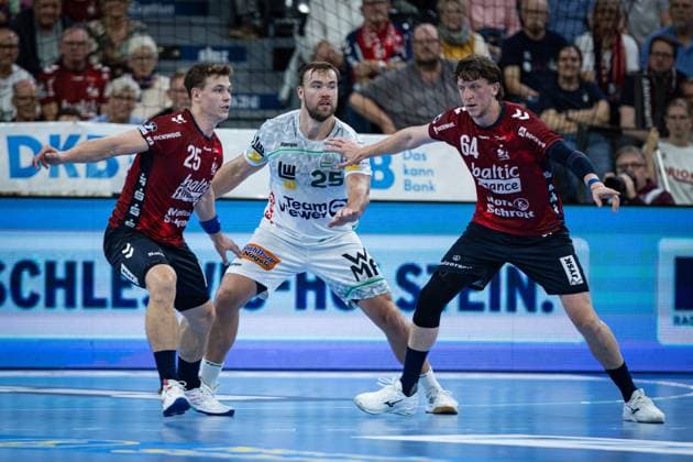 DAIKIN HBL: SG Flensburg-Handewitt vs FRISCH AUF! Göppingen; 28.09.25 Kampf am Kreis Lukas Jørgensen (Nr.25, SG Flensburg-Handewitt), Ludvig Jurmala Åström (Nr.25, Frisch auf Göppingen), Lasse Kjaer Møller (Nr.64, SG Flensburg-Handewitt) DAIKIN HBL: SG Flensburg-Handewitt vs FRISCH AUF! Göppingen, GP JOULE Arena am 28.09.25 Copyright: xBEAUTIFULxSPORTS MarioxM.xKobergx