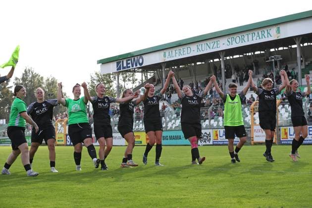 Fußball DFB-Pokal Frauen: BSG Chemie Leipzig vs. FC Carl Zeiss Jena; 28.09.2025 Das Team von Chemie Leipzig wird trotz der 0:5-Niederlage für die couragierte Leistung gefeiert. Jubel, Emotionen. Fußball, DFB-Pokal Frauen, Saison 2025 2026, 1. Runde: BSG Chemie Leipzig vs. FC Carl Zeiss Jena am 28.09.2025 im Alfred-Kunze-Sportpark, Leipzig Leutzsch. Copyright: xBEAUTIFULxSPORTS JanxKaeferx