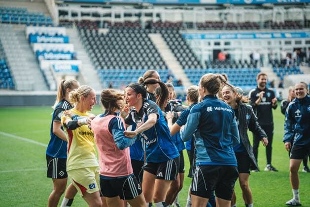 DFB-Pokal Frauen: 1. FC Magdeburg vs. Hamburger SV, 28.09.25 Der Hamburger SV jubelt zum Weiterkommen in die 2. Runde (0:3); DFB-Pokal Frauen 2025 2026, 1. Runde: 1. FC Madgeburg vs. Hamburger SV am 28.09.2025 in der Avnet Arena, Magdeburg DFB DFL REGULATIONS PROHIBIT ANY USE OF PHOTOGRAPHS AS IMAGE SEQUENCES AND OR QUASI-VIDEO. Copyright: xBEAUTIFULxSPORTS Tonhäuserx