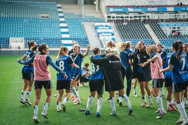 DFB-Pokal Frauen: 1. FC Magdeburg vs. Hamburger SV, 28.09.25 Der Hamburger SV jubelt zum Weiterkommen in die 2. Runde (0:3); DFB-Pokal Frauen 2025 2026, 1. Runde: 1. FC Madgeburg vs. Hamburger SV am 28.09.2025 in der Avnet Arena, Magdeburg DFB DFL REGULATIONS PROHIBIT ANY USE OF PHOTOGRAPHS AS IMAGE SEQUENCES AND OR QUASI-VIDEO. Copyright: xBEAUTIFULxSPORTS Tonhäuserx