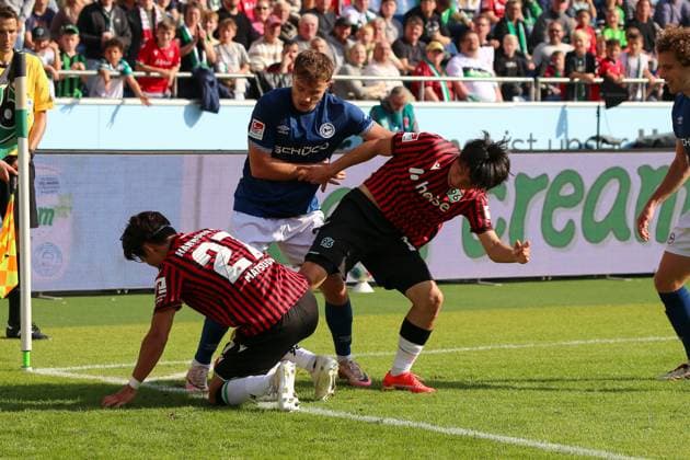 Deutschland: Fussball 2.Bundesliga 2025 26, 7. Spieltag - Hannover 96 vs Arminia Bielefeld - Heinz von Heiden Arena Stadion (Hannover): Felix Hagmann (Arminia Bielefeld, 2) Hayate Matsuda (Hannover 96, 27) Daisuke Yokota (Hannover 96, 18) Hannover