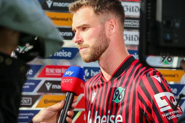 Deutschland: Fussball 2.Bundesliga 2025 26, 7. Spieltag - Hannover 96 vs Arminia Bielefeld - Heinz von Heiden Arena Stadion (Hannover): Interview mit Spieler Boris Tomiak (Hannover 96, 3) Hannover