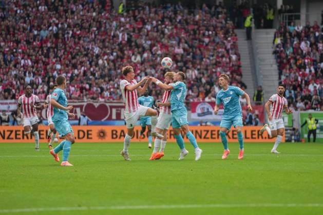 1. Bundesliga: SC Freiburg vs TSG 1899 Hoffenheim, 28.09.2025 Kopfballduell zwischen Vladimír Coufal (TSG Hoffenheim, 34) und Jan?Niklas Beste (SC Freiburg, 19) 1. Bundesliga: SC Freiburg vs TSG 1899 Hoffenheim, Europa-Park-Stadion, 28.09.2025 DFB DFL REGULATIONS PROHIBIT ANY USE OF PHOTOGRAPHS AS IMAGE SEQUENCES AND OR QUASI-VIDEO. Copyright: xBEAUTIFULxSPORTS Boscox
