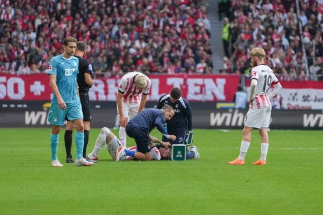 1. Bundesliga: SC Freiburg vs TSG 1899 Hoffenheim, 28.09.2025 Nach dem Kopfballduell zwischen Bernardo (TSG Hoffenheim, 13) und Lukas Kübler (SC Freiburg, 17), liegen beide am Boden 1. Bundesliga: SC Freiburg vs TSG 1899 Hoffenheim, Europa-Park-Stadion, 28.09.2025 DFB DFL REGULATIONS PROHIBIT ANY USE OF PHOTOGRAPHS AS IMAGE SEQUENCES AND OR QUASI-VIDEO. Copyright: xBEAUTIFULxSPORTS Boscox