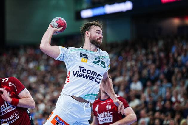 Wurf Tor Ludwig Jurmala Astroem (Frisch Auf Goeppingen, 25) GER, SG Flensburg-Handewitt vs. Frisch Auf Goeppingen, Handball, Bundesliga, Spieltag 6, Saison 2026 2026, 28.09.2025 GER, SG Flensburg-Handewitt vs. Frisch Auf Goeppingen, Handball, Bundesliga, Spieltag 6, Saison 2026 2026, 28.09.2025 Flensburg Copyright: xEibner-Pressefoto MarcelxvonxFehrnx EP_MFN