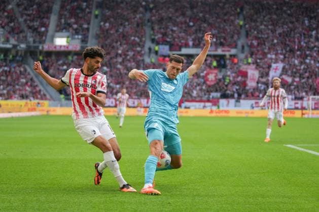 1. Bundesliga: SC Freiburg vs TSG 1899 Hoffenheim, 28.09.2025 Eren Dinkçi (SC Freiburg, 18) und Robin Hraná? (TSG Hoffenheim, 2) im Zweikampf 1. Bundesliga: SC Freiburg vs TSG 1899 Hoffenheim, Europa-Park-Stadion, 28.09.2025 DFB DFL REGULATIONS PROHIBIT ANY USE OF PHOTOGRAPHS AS IMAGE SEQUENCES AND OR QUASI-VIDEO. Copyright: xBEAUTIFULxSPORTS Boscox