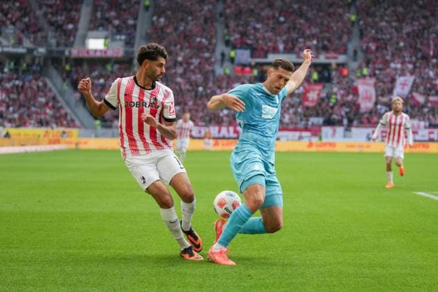 1. Bundesliga: SC Freiburg vs TSG 1899 Hoffenheim, 28.09.2025 Eren Dinkçi (SC Freiburg, 18) und Robin Hraná? (TSG Hoffenheim, 2) im Zweikampf 1. Bundesliga: SC Freiburg vs TSG 1899 Hoffenheim, Europa-Park-Stadion, 28.09.2025 DFB DFL REGULATIONS PROHIBIT ANY USE OF PHOTOGRAPHS AS IMAGE SEQUENCES AND OR QUASI-VIDEO. Copyright: xBEAUTIFULxSPORTS Boscox