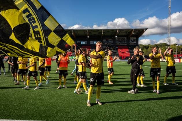 250928 Mjällbys Herman Johansson jublar efter fotbollsmatchen i Allsvenskan mellan Brommapojkarna och Mjällby den 28 september 2025 i Stockholm. Copyright: EMMAxWALLSKOG BB250928EW060