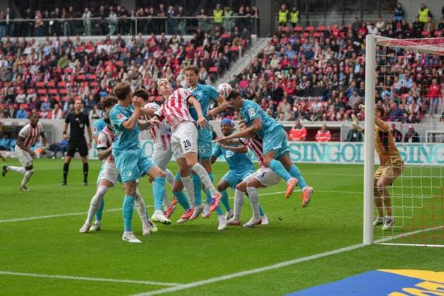 1. Bundesliga: SC Freiburg vs TSG 1899 Hoffenheim, 28.09.2025 Robin Hraná? (TSG Hoffenheim, 2) der mit einem Kopfball den Ball aus dem Sechzehner köpft 1. Bundesliga: SC Freiburg vs TSG 1899 Hoffenheim, Europa-Park-Stadion, 28.09.2025 DFB DFL REGULATIONS PROHIBIT ANY USE OF PHOTOGRAPHS AS IMAGE SEQUENCES AND OR QUASI-VIDEO. Copyright: xBEAUTIFULxSPORTS Boscox