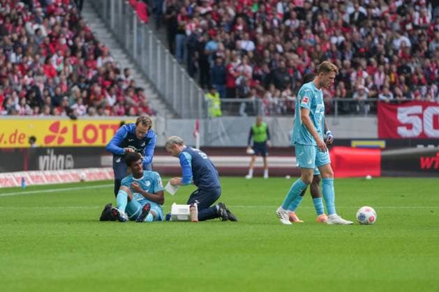1. Bundesliga: SC Freiburg vs TSG 1899 Hoffenheim, 28.09.2025 Nach dem Kopfballduell zwischen Bernardo (TSG Hoffenheim, 13) und Lukas Kübler (SC Freiburg, 17), liegen beide am Boden 1. Bundesliga: SC Freiburg vs TSG 1899 Hoffenheim, Europa-Park-Stadion, 28.09.2025 DFB DFL REGULATIONS PROHIBIT ANY USE OF PHOTOGRAPHS AS IMAGE SEQUENCES AND OR QUASI-VIDEO. Copyright: xBEAUTIFULxSPORTS Boscox