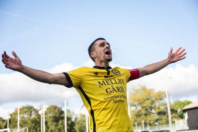 250928 Mjällbys Jesper Gustavsson jublar efter fotbollsmatchen i Allsvenskan mellan Brommapojkarna och Mjällby den 28 september 2025 i Stockholm. Copyright: EMMAxWALLSKOG BB250928EW065