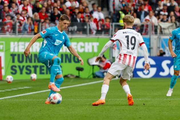 Alexander Prass (TSG Hoffenheim, 22) und Niklas Beste (SC Freiburg, 19) im Kampf um den Ball , Deutschland, Fussball, 1. Bundesliga, 5.Spieltag, 2025 2026, SC Freiburg vs. TSG 1899 Hoffenheim, 28.09.2025, Europa-Park Stadion, Freiburg im Breisgau, Deutschland Freiburg im Breisgau Europa-Park Stadion Baden-Württemberg Deutschland Copyright: xGrantxHubbsx