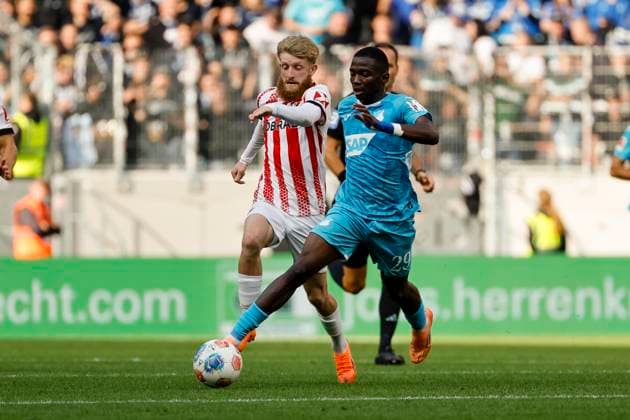 Niklas Beste (SC Freiburg, 19) und Bazoumana Toure (TSG Hoffenheim, 29) im Laufduell , Deutschland, Fussball, 1. Bundesliga, 5.Spieltag, 2025 2026, SC Freiburg vs. TSG 1899 Hoffenheim, 28.09.2025, Europa-Park Stadion, Freiburg im Breisgau, Deutschland Freiburg im Breisgau Europa-Park Stadion Baden-Württemberg Deutschland Copyright: xGrantxHubbsx