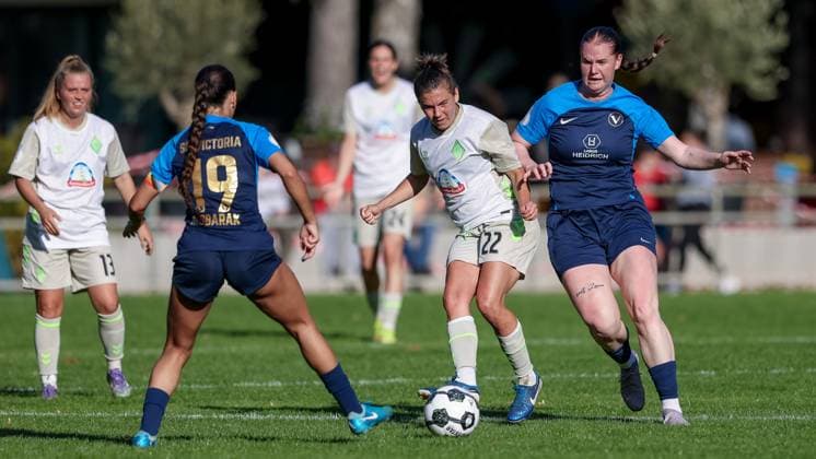 v.li.: Amira Mobarak (SC Victoria Hamburg, 19), Rieke Dieckmann (SV Werder Bremen, 22) und Jana Bothmann (SC Victoria Hamburg, 36) im Zweikampf, Duell, Dynamik, Aktion, Action, Spielszene, DIE DFB-RICHTLINIEN UNTERSAGEN JEGLICHE NUTZUNG VON FOTOS ALS SEQUENZBILDER UND ODER VIDEOÄHNLICHE FOTOSTRECKEN. DFB REGULATIONS PROHIBIT ANY USE OF PHOTOGRAPHS AS IMAGE SEQUENCES AND OR QUASI-VIDEO., 28.09.2025, Hamburg (Deutschland), Fussball, DFB-Pokal Frauen, SC Victoria Hamburg - SV Werder Bremen