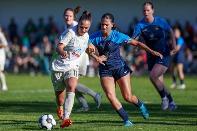 v.li.: Maja Sternad (SV Werder Bremen, 11) und Amira Mobarak (SC Victoria Hamburg, 19) im Zweikampf, Duell, Dynamik, Aktion, Action, Spielszene, DIE DFB-RICHTLINIEN UNTERSAGEN JEGLICHE NUTZUNG VON FOTOS ALS SEQUENZBILDER UND ODER VIDEOÄHNLICHE FOTOSTRECKEN. DFB REGULATIONS PROHIBIT ANY USE OF PHOTOGRAPHS AS IMAGE SEQUENCES AND OR QUASI-VIDEO., 28.09.2025, Hamburg (Deutschland), Fussball, DFB-Pokal Frauen, SC Victoria Hamburg - SV Werder Bremen