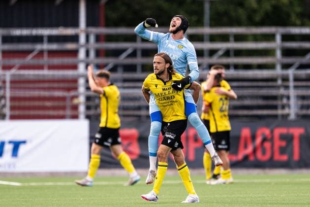 250928 Mjällbys Tom Pettersson och malvakt Noel Törnqvist jublar efter fotbollsmatchen i Allsvenskan mellan Brommapojkarna och Mjällby den 28 september 2025 i Stockholm. Copyright: EMMAxWALLSKOG BB250928EW069