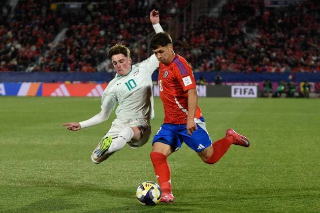 (250928) -- SANTIAGO, Sept. 28, 2025 -- Nathan Walker (L) of New Zealand vies with Rodrigo Godoy of Chile during a Group A match at the FIFA U-20 World Cup Chile 2025 in Santiago, Chile, Sept. 28, 2025. (Photo by Xinhua) (SP)CHILE-SANTIAGO-FOOTBALL-FIFA U20 WORLD CUP-CHILE VS NEW ZEALAND JorgexVillegas 