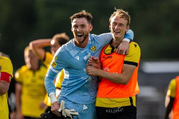 250928 Mjällbys malvakt Noel Törnqvist och Alexander Johansson jublar efter fotbollsmatchen i Allsvenskan mellan Brommapojkarna och Mjällby den 28 september 2025 i Stockholm. Copyright: EMMAxWALLSKOG BB250928EW073