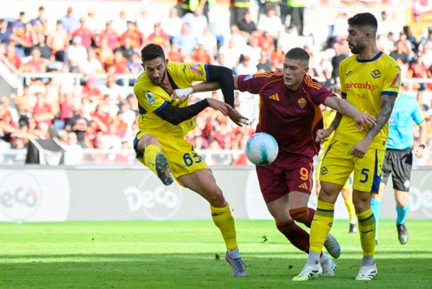 Verona s Roberto Gagliardini and Roma™s Artem Dovbyk during the Serie A Enilive soccer match between AS Roma and Hellas Verona at the Rome s Olympic stadium, Italy - Sunday, September 28, 2025. - Soccer.  Copyright: xFabrizioxCorradetti LaPressex