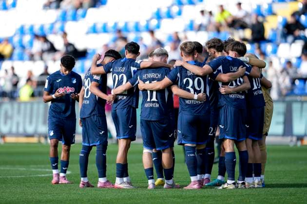 Spieler der TSG 1899 Hoffenheim II (U23), schwören sich mit einem Mannschaftskreis vor dem Anpfiff ein, Kreis, Teamkreis, Konzentration, Kameradschaft, Ansprache, Motivation, 28.09.2025, Sinsheim (Deutschland), Fussball, 3. Liga, TSG 1899 Hoffenheim II - SSV Ulm 1846, DFB DFL REGULATIONS PROHIBIT ANY USE OF PHOTOGRAPHS AS IMAGE SEQUENCES AND OR QUASI-VIDEO.