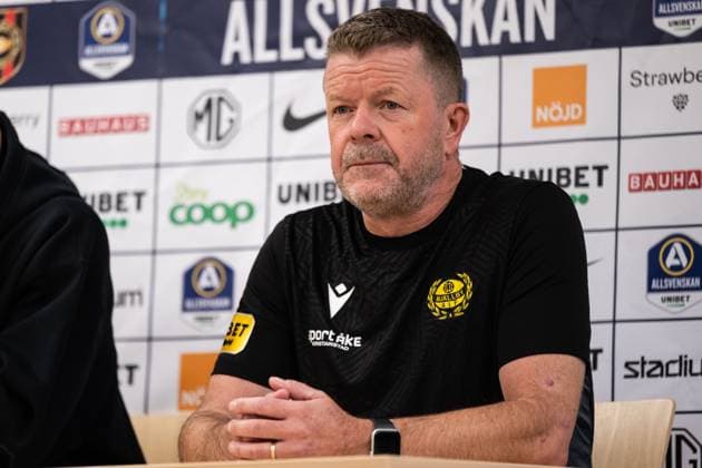 250928 Mjällbys tränare Anders Torstensson under presskonferensen efter fotbollsmatchen i Allsvenskan mellan Brommapojkarna och Mjällby den 28 september 2025 i Stockholm. Copyright: EMMAxWALLSKOG BB250928EW077