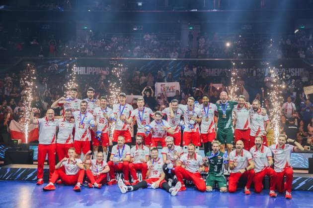 (250928) -- PASAY CITY, Sept. 28, 2025 -- Players of Poland celebrate after the bronze medal match between Poland and the Czech Republic at the FIVB Men s World Championship, WM, Weltmeisterschaft 2025 in Pasay City, the Philippines, Sept. 28, 2025. ) (SP)PHILIPPINES-PASAY CITY-FIVB MEN S WORLD CHAMPIONSHIP 2025-BRONZE MEDAL MATCH ROUELLExUMALI 