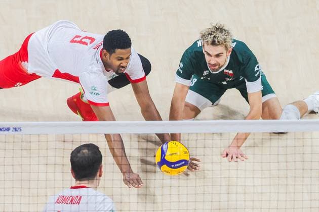 (250928) -- PASAY CITY, Sept. 28, 2025 -- Wilfredo Leon Venero (Back L) and Jakub Popiwczak (Back R) of Poland compete during the bronze medal match between Poland and the Czech Republic at the FIVB Men s World Championship, WM, Weltmeisterschaft 2025 in Pasay City, the Philippines, Sept. 28, 2025. ) (SP)PHILIPPINES-PASAY CITY-FIVB MEN S WORLD CHAMPIONSHIP 2025-BRONZE MEDAL MATCH ROUELLExUMALI 