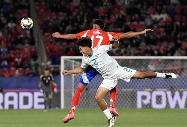 (250928) -- SANTIAGO, Sept. 28, 2025 -- Emiliano Ramos (top) of Chile vies with Xuan Loke of New Zealand during a Group A match at the FIFA U-20 World Cup Chile 2025 in Santiago, Chile, Sept. 28, 2025. (Photo by Xinhua) (SP)CHILE-SANTIAGO-FOOTBALL-FIFA U20 WORLD CUP-CHILE VS NEW ZEALAND JorgexVillegas 