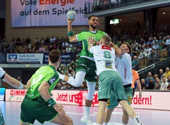 28.09.2025, xovx, Handball Daikin Handball Bundesliga, HSG Wetzlar - GWD Minden v.l. Josip Simic (HSG Wetzlar), Philipp Ahouansou (HSG Wetzlar), Karolis Antanavicius (GWD Minden), Tom Bergner (GWD Minden) Wetzlar Buderus-Arena Hessen Deutschland (DE)
