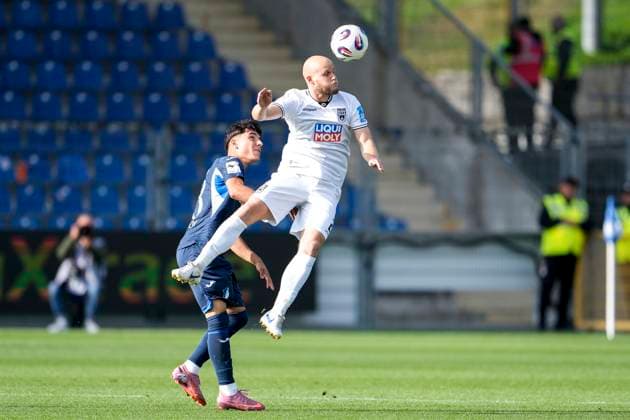 v.li.: Deniz Zeitler (TSG II, 38), Marcel Seegert (Ulm, 21), beim Kopfball, Kopfballduell, Spielszene, Zweikampf in der Luft, Aktion, Action, 28.09.2025, Sinsheim (Deutschland), Fussball, 3. Liga, TSG 1899 Hoffenheim II - SSV Ulm 1846, DFB DFL REGULATIONS PROHIBIT ANY USE OF PHOTOGRAPHS AS IMAGE SEQUENCES AND OR QUASI-VIDEO.