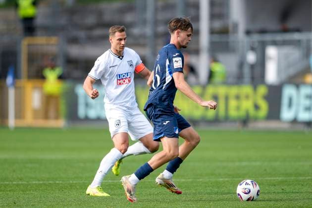 v.li.: Dennis Dressel (Ulm, 14), Yannis Hör (TSG II, 16), Aktion, Action, Spielszene, 28.09.2025, Sinsheim (Deutschland), Fussball, 3. Liga, TSG 1899 Hoffenheim II - SSV Ulm 1846, DFB DFL REGULATIONS PROHIBIT ANY USE OF PHOTOGRAPHS AS IMAGE SEQUENCES AND OR QUASI-VIDEO.