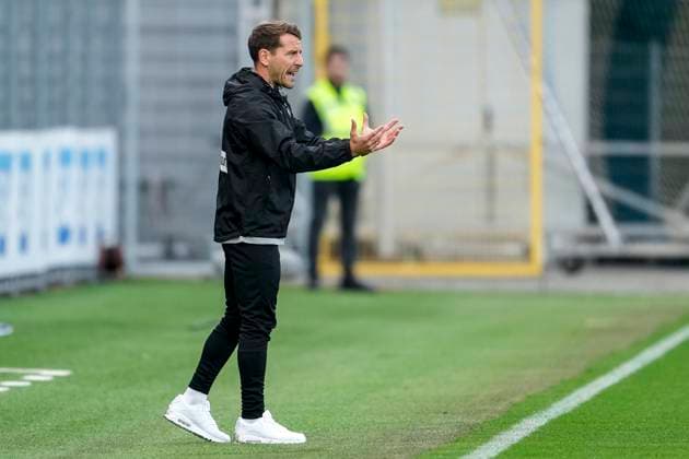 Moritz Glasbrenner (Trainer, Interimstrainer, Ulm), gibt Anweisungen, gestikuliert, mit den Armen gestikulieren, Freisteller, Ganzkörper, Einzelbild, Einzelfoto, Aktion, Action, 28.09.2025, Sinsheim (Deutschland), Fussball, 3. Liga, TSG 1899 Hoffenheim II - SSV Ulm 1846, DFB DFL REGULATIONS PROHIBIT ANY USE OF PHOTOGRAPHS AS IMAGE SEQUENCES AND OR QUASI-VIDEO.