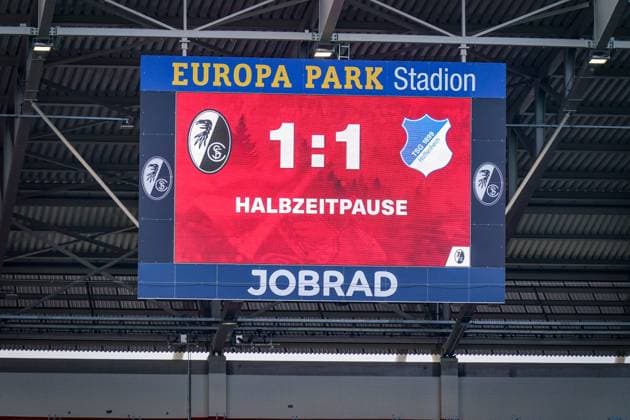 Deutschland: Fussball Bundesliga 2025 26, 5. Spieltag - SC Freiburg vs TSG Hoffenheim - Europa-Park-Stadion (Freiburg): Stadionanzeige mit Halbzeitstand 1:1, Spielunterbrechung, Zwischenstand, Anzeigetafel, Logos SC Freiburg und TSG Hoffenheim, Bundesliga-Spiel, Pausenstimmung, Fußballatmosphäre. Copyright: xJOERANxSTEINSIEKx