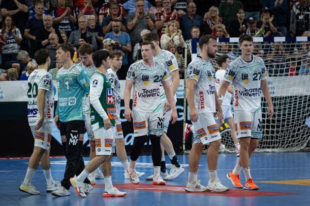 DAIKIN HBL: SG Flensburg-Handewitt vs FRISCH AUF! Göppingen; 28.09.25 Team Frisch auf Göppingen nach dem Spiel DAIKIN HBL: SG Flensburg-Handewitt vs FRISCH AUF! Göppingen, GP JOULE Arena am 28.09.25 Copyright: xBEAUTIFULxSPORTS MarioxM.xKobergx