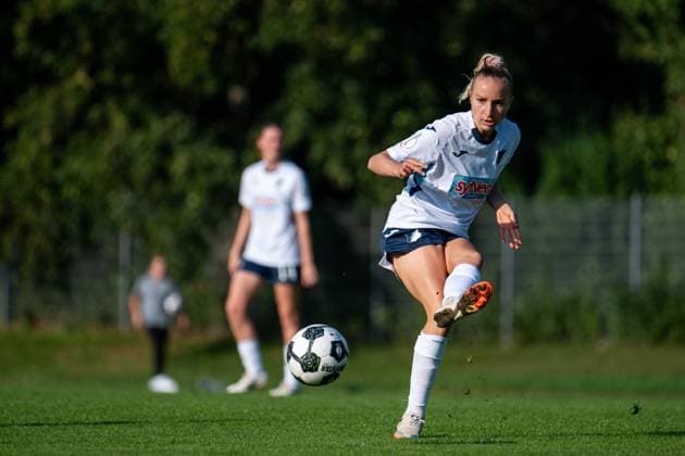 Vanessa Diehm (TSG Hoffenheim, 06) am Ball, GER, SpVgg Greuther Fuerth vs TSG 1899 Hoffenheim, Fussball Frauen DFB Pokal, 1. Runde, Saison 2025 2026, 28.09.2025 GER, SpVgg Greuther Fuerth vs TSG 1899 Hoffenheim, Fussball Frauen DFB Pokal, 1. Runde, Saison 2025 2026, 28.09.2025 Fuerth Copyright: xEibner-Pressefoto Memmlerx EP_MMR