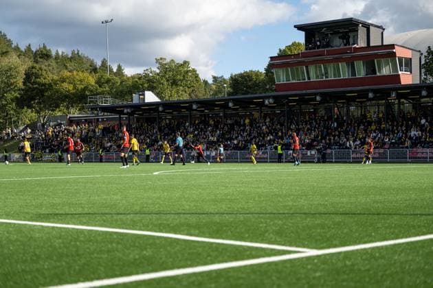250928 Mjällbys supportrar under fotbollsmatchen i Allsvenskan mellan Brommapojkarna och Mjällby den 28 september 2025 i Stockholm. Copyright: EMMAxWALLSKOG BB250928EW089