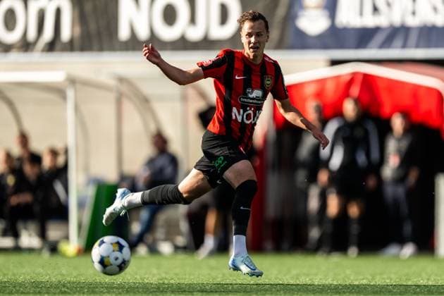 250928 Brommapojkarnas Alex Timossi Andersson under fotbollsmatchen i Allsvenskan mellan Brommapojkarna och Mjällby den 28 september 2025 i Stockholm. Copyright: EMMAxWALLSKOG BB250928EW091