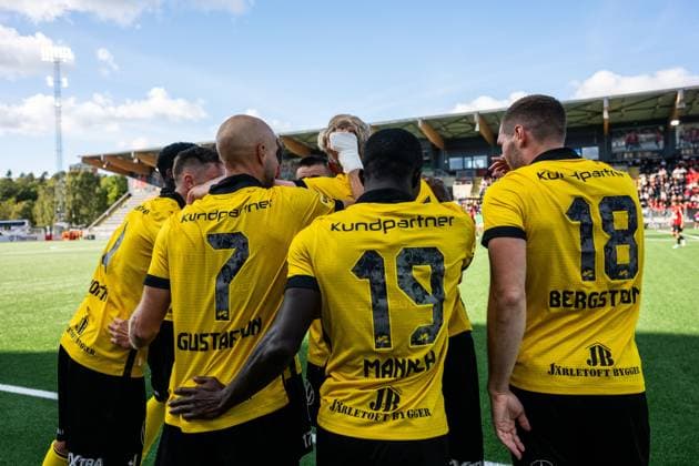 250928 Mjällbys Herman Johansson jublar med lagkamrater efter 0-1 under fotbollsmatchen i Allsvenskan mellan Brommapojkarna och Mjällby den 28 september 2025 i Stockholm. Copyright: EMMAxWALLSKOG BB250928EW092